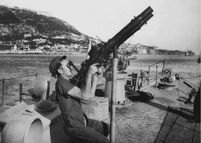 A Royal Navy sailor mans twin Lewis machine guns in an anti-aircraft role aboard a Motor Launch in Gibraltar during WWII.

#wwii #ww2 #heritage #gibraltar #history

📸 Kenneth Busuttil