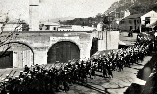 Royal Navy sailors march past the historic Cumberland Flank Battery along Rosia Road, making their way towards the southern entrance of Gibraltar’s Naval Dockyard, circa 1930.

#gibraltar #history #heritage #wwii #ww2 

📸 Kenneth Busuttil