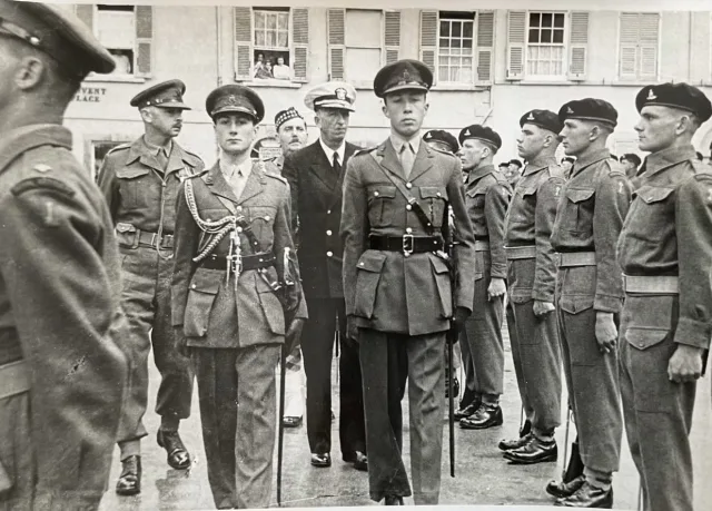 The Commander-in-Chief of the US Navy, Fleet Admiral Ernest J. King, inspecting British troops of the Royal Artillery at Convent Place during WWII.

#gibraltar #wwii #ww2 #heritage #history

📸 Kenneth Busuttil
