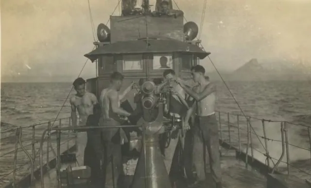 US Navy patrol boat in the Strait of Gibraltar, with its crew manning the forward deck gun during the Second World War.

#WWII #WW2 #Gibraltar #History #Heritage

📸 Kenneth Busuttil