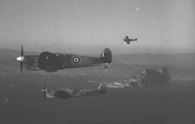 RAF Supermarine Spitfire Mk Vs banking to starboard over the Strait of Gibraltar, circa 1943.

These aircraft made up half of the Gibraltar Defence Flight at the time.

#gibraltar #wwii #ww2 #spitfire #history

📸 Kenneth Busuttil