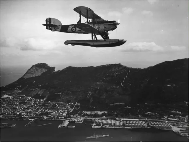 A Royal Navy Fairey IIIF floatplane flying over Gibraltar Harbour in March 1934.

#gibraltar #history #heritage #RoyalNavy #aviation

📸 Kenneth Busuttil