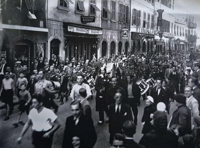The Pipes and Drums of the 1st Battalion, Royal Scots Fusiliers, marching through the northern section of Main Street in March 1932.

The battalion was passing through Gibraltar en route to the British Mandate of Palestine.

Visible in the background is the Victoria Hotel, a distinctive Main Street landmark remembered for its Genoese shutters, which were painted bright red.

#gibraltar #history #heritage #wwii #ww2

📸 Kenneth Busuttil