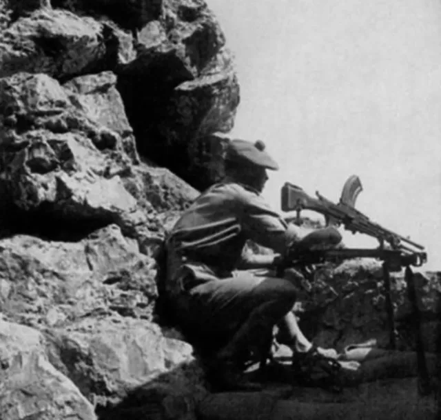 A soldier of the 4th Battalion, The Black Watch, mans a machine gun position on the east side of the Rock, armed with the Bren light machine gun—the main infantry section fire weapon of the time. Photograph taken circa 1940–41.

#gibraltar #history #heritage #wwii #ww2

📸 Kenneth Busuttil